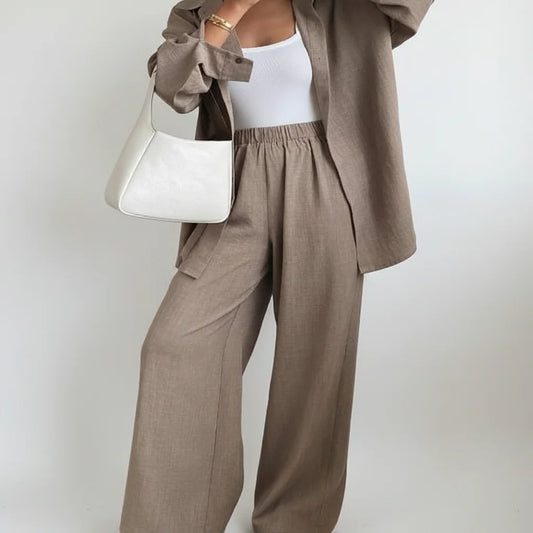 Ensemble Deux Pièces en Denim imité - Boutique ÉclatsChic, porté avec un débardeur blanc et un sac à main blanc, style chic décontracté pour l'été.