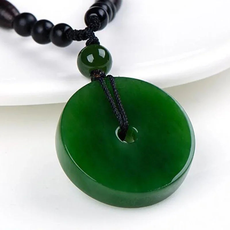 Pendentif en jade vert naturel sculpté à la main avec fermoir Ping'an - Boutique ÉclatsChic