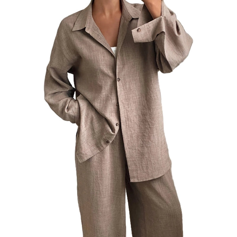 Ensemble Deux Pièces en Denim imité porté ouvert sur un débardeur blanc, coupe droite et fluide pour un look estival tendance.